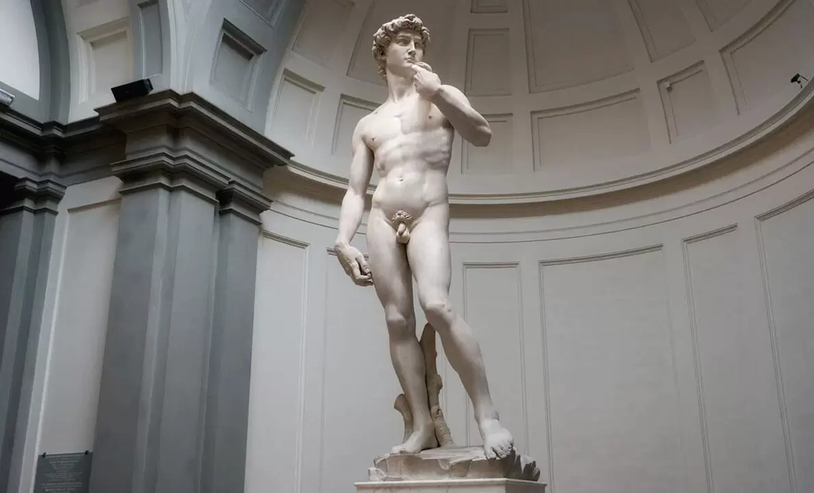 Статуя обнаженного мужчины и увеличение полового члена